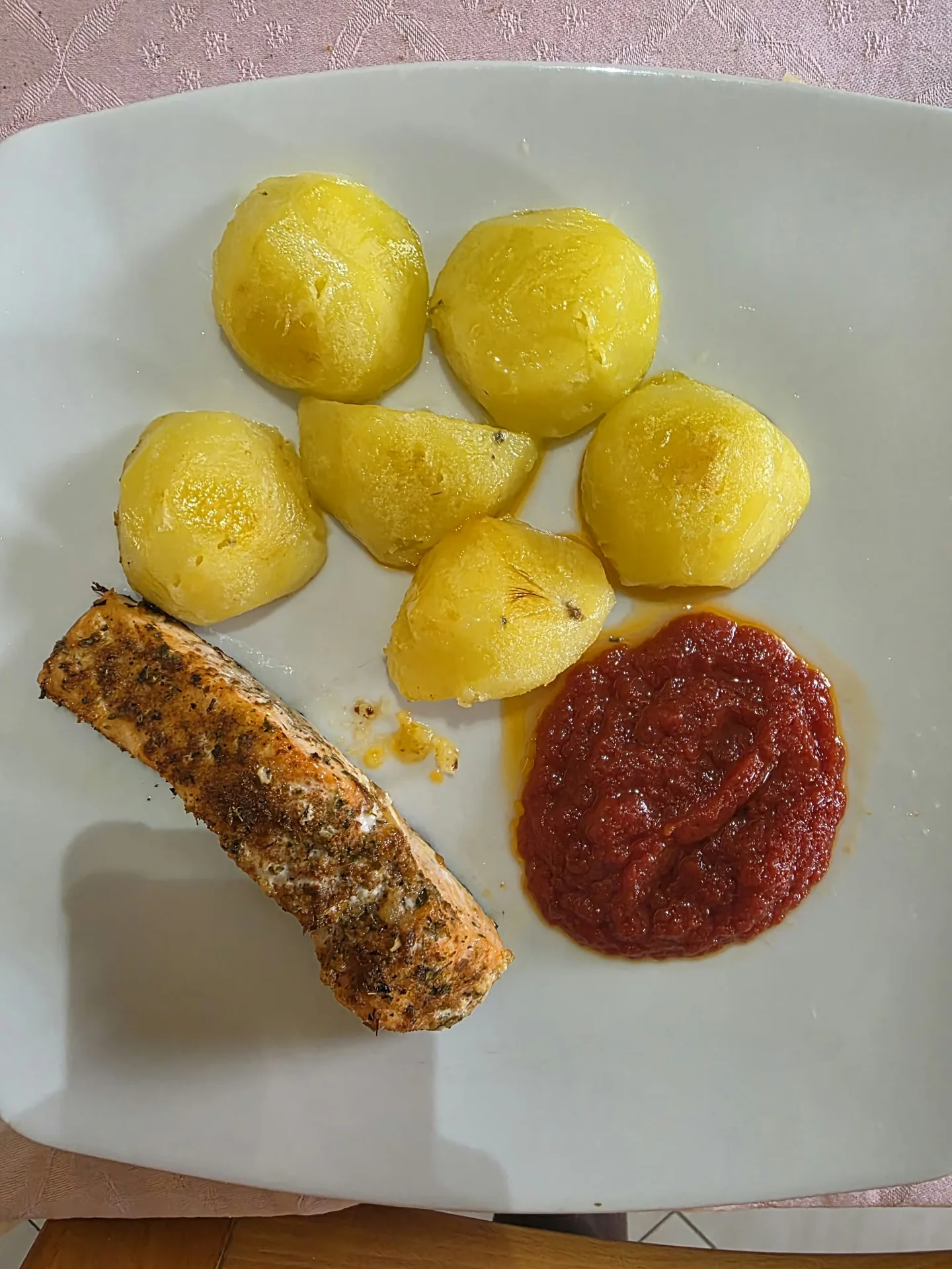 Pesce arrosto con patate e salsa