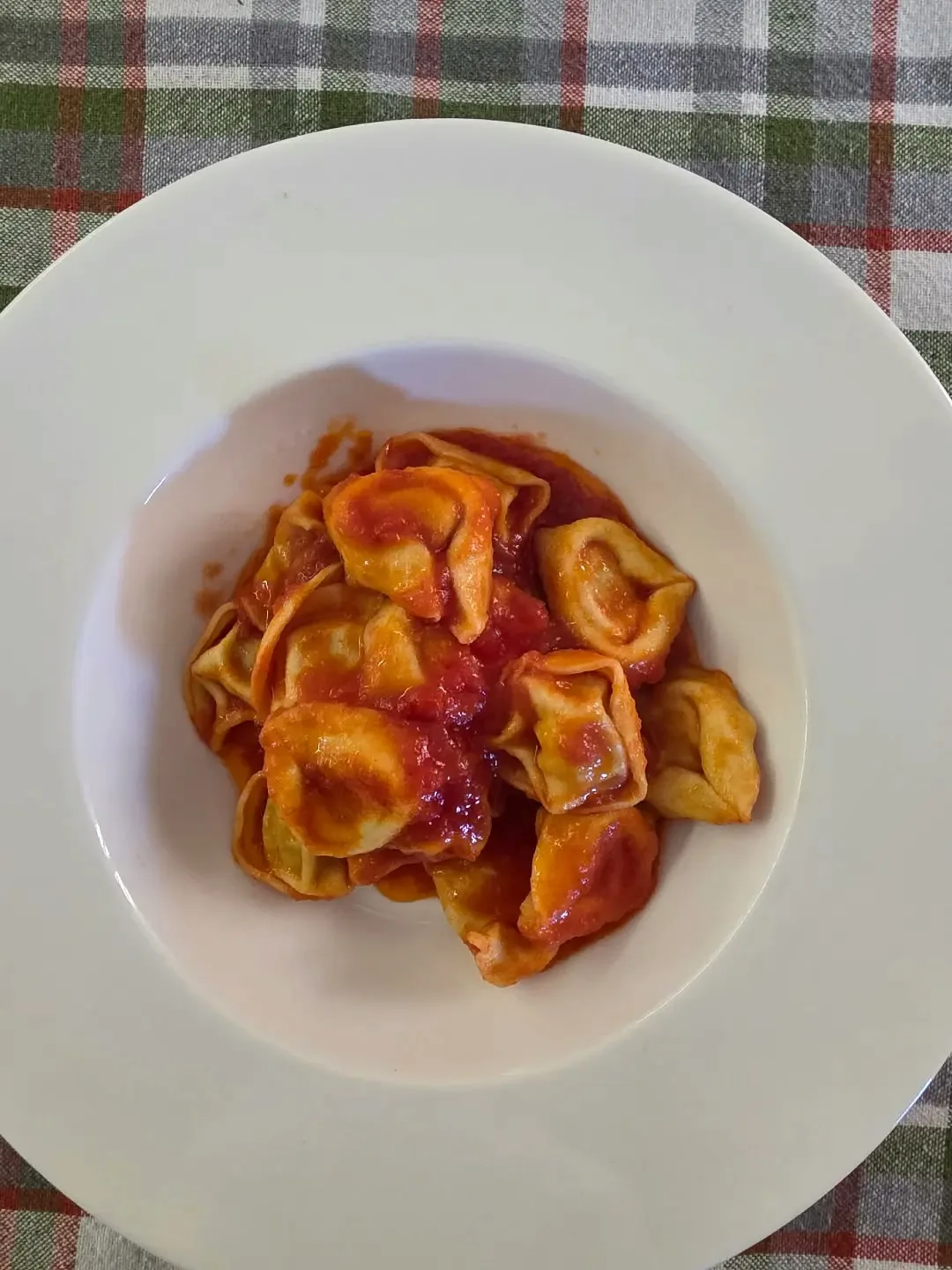 Pasta ripiena con salsa al pomodoro